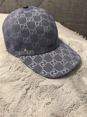 Dubai blå gucci keps - Blå Gucci keps helt ny och helt oanvänd. Skriv vid intresse möts i Stockholm bara.