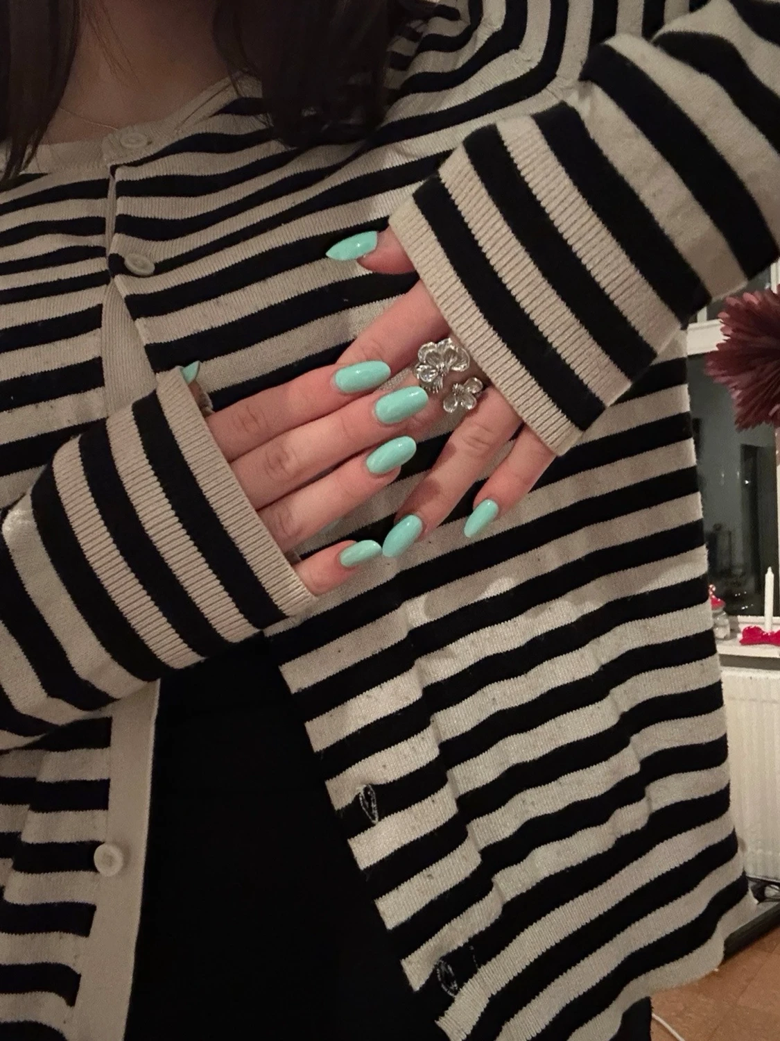 Randig svartvit kofta med knappar - 2