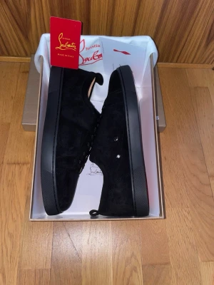 Christian Louboutin Mocha  - Helt nya Christian Louboutin mocha, Skorna är i perfekt skicka helt oanvända. storlek 44 svart