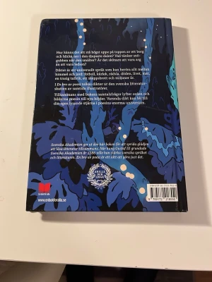 En bro av poesi  - En bro av poesi är en rikt illustrerad bok med poesi ur den svenska litteraturskatten, utgiven av Svenska Akademien. Omslaget har ett färgstarkt motiv i blått, vitt och lila med fantasifulla illustrationer. Boken är inbunden och passar dig som gillar dikter och vackra bilder.