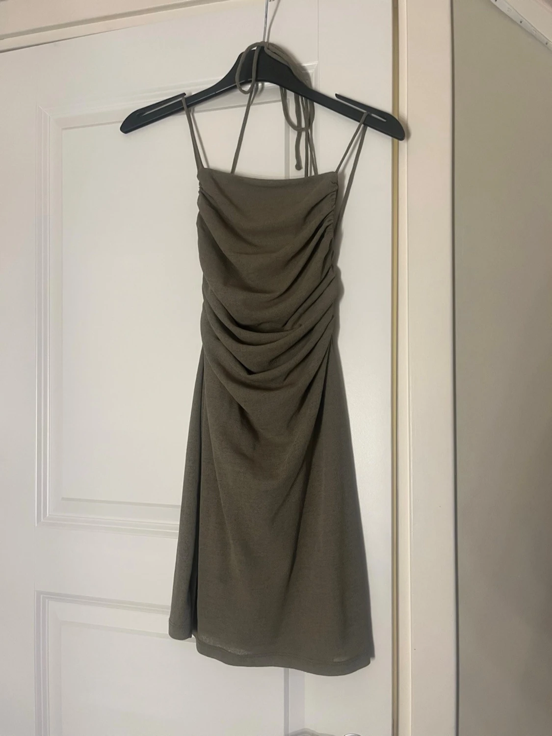 Grön kort klänning med snörning från Pull & Bear