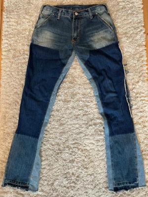 Flared jeans - Unika flared jeans från märket mnml, i flera blåa nyanser med flareade ben och råa kanter. Jeansen har flera fickor bak och detaljer i olika denimtyger som ger en cool, trendig look. Perfekta för dig som vill sticka ut med din stil.