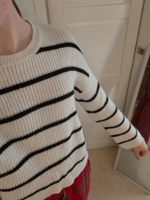 Vit/svart randig tröja - Säljer denna vit/svart randiga tröjan från kappahl💕Den är använd några gånger och är i mycket bra skick. Strl 146/152. Kontakta mig innan köp💕