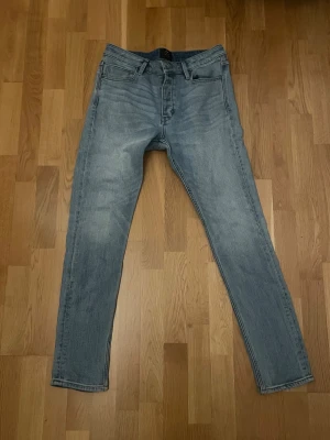 Neuw Jeans - Snygga ljusblå jeans från Neuw med klassisk femficksdesign och smal passform. Modellen heter Stockholm och har en modern, slim siluett med normal midja. Jeansen är tillverkade i mjukt denim och har subtila slitningar för en cool look.