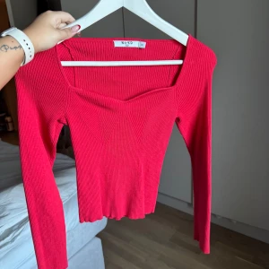 Tröja topp - Röd topp från Gina. Aldrig använd 