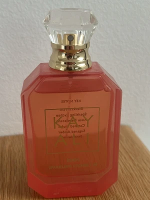 Kayali Eden Sparkling Lychee  - Kayali Eden Sparkling Lychee. Doften har noter av svartvinbär, lychee, ros, viol, sötad amber och sandelträ. Jättegod men tyvärr inte använd tillräckligt! Nypris 1300kr!