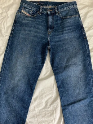 Diesel jeans 2016  - Säljer ett par klassiska blå jeans från Diesel med raka ben och femficksmodell.  Längd ca. 90cm. Midjeomkrets ca. 80cm 