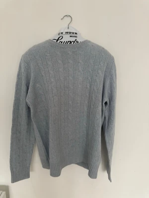 Soft Goat - Ljusblå stickad tröja - Säljer en ljusblå stickad tröja med rund hals. Använd en gång.