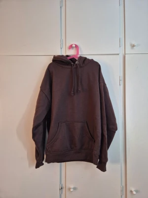 Mörkbrun hoodie - Snygg brun hoodie från Bik bok❣️