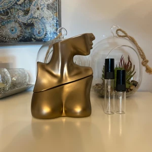 Billie Eilish 5ml / 3ml - Säljer 5ml (70kr) eller 3ml (60kr) av goda Billie Eilish Eilish-parfymen. Top noter: Sugar, Red Berries and Mandarin Orange; Mellan noter: Vanilla, Cacao, Spicy Notes and Rose; Bas noter: Tonka Bean, Amber, Musk and Woody Notes. Postar snabbt i vadderat kuvert💌