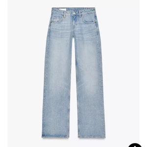 Ljusblå wide leg jeans från Zara midwaist - Säljer ett par ljusblå wide leg jeans från Zara som är midwaist. Nya med prislappar kvar aldrig använda då dom va för små för mig❤️