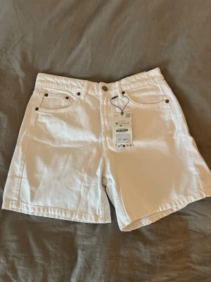 Jeansshorts - Vita jeanshorts i bermudamodell, helt nya med lapp kvar🤍