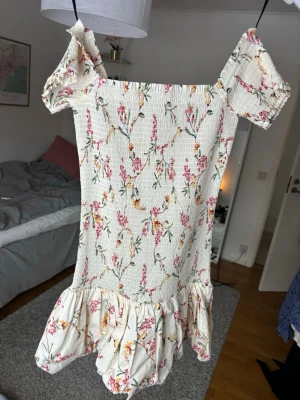 Blommig klänning - Så söt endast anvönd en gång så som gott som ny💗🤍
