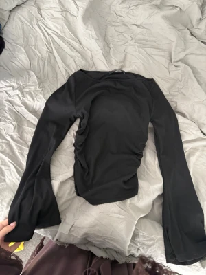 Tröja från cider - Säljer en supersöt svart tröja med tajt midja och utsvängda ärmar. 