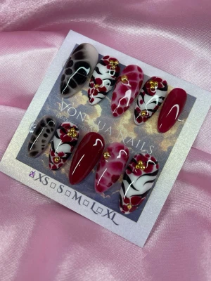 CherrySafari (XS);Medium Almond - Unika press-on naglar i XL-storlek från VonNaja Nails. Mix av vinrött, svart och vitt med coola mönster, bland annat zebra och rökdesign. Dekorerade med små guldfärgade pärlor och detaljer.XS: 14 mm, 11 mm, 11,5 mm, 10 mm, 8 mm 