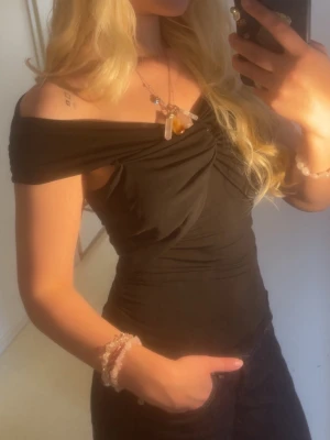 Svart offshoulder topp - Snygg svart offshoulder topp med draperad detalj framtill. Använd max 4 gånger 