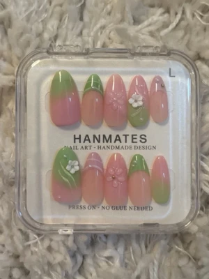 Grönrosa press-on naglar med blommor - Säljer ett set press-on naglar från Normal i mandelform med grön och rosa ombre. Några naglar har 3D-blommor och pärldetaljer för extra söt look. Dom e är handgjorda. Ingen lim behövs, bara att trycka på!