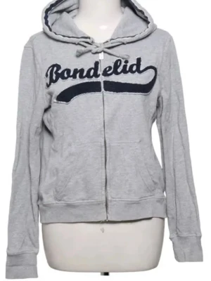 Set från Bondelid!💕 - Säljer luvtröja och mjukisbyxor från märket Bondelid i superfint skick! Står att det är strl M men jag tycker de är mer som xs/s🤭 Säljes pga att luvtröjan är för kort i ärmarna på mig! Skriv om du har frågor, 50kr för båda💕