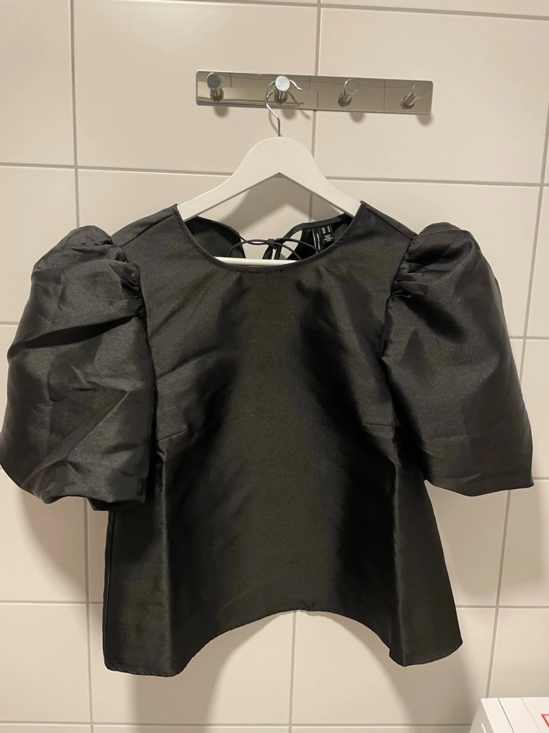 Svart blus med puffärm - 2