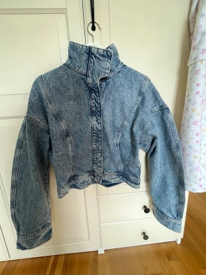 Blå croppad jeansjacka med hög krage - Aldrig använd✌️ 