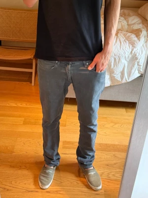 Acne Studios Grå Jeans - Grå Acne Jeans i modellen Max Darko. W32 L34. Mycket bra skick 