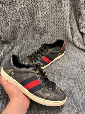 Gucci ace skor  - Hej! Säljer mina Gucci ace skor som är i storlek uk 7 vilket motsvarar 41/42 i eu! Skick 8,5/10 (dom ser gula ut på bild) rikigt bekväma och snygga nu till sommaren🌟
