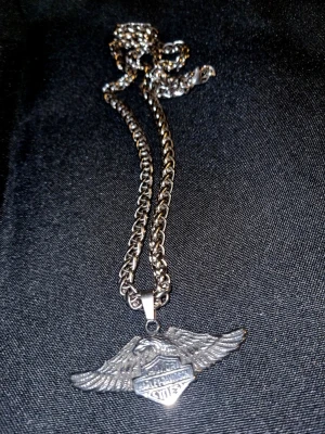 Harley Davidson halsband - HD Eagle Örn – Biker halsband - Snyggt hänge med klassisk Harley-Davidson örn som sticker ut.  249 inklusive 60cm Kedja i rostfritt stål  Se bild 3  • Nytt / oanvänt    Fler MC-prylar finns på min sida och även silver och guld pläterade kedjor. Harley smycken, biker