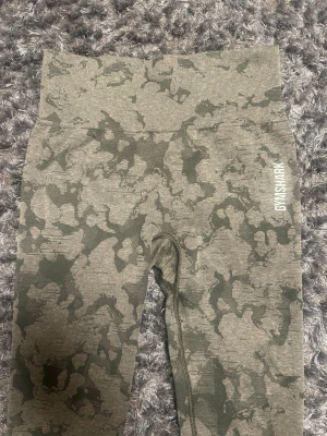Gröna gymshark leggings - Knappt använda, sitter super fint!! Står ingen storlek men skulle säga s/xs