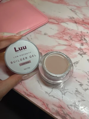Gelé  - Luu Nails snow latte nude  i låg viskositet 30g. Oanvänd, helt ny. Nypris 285kr