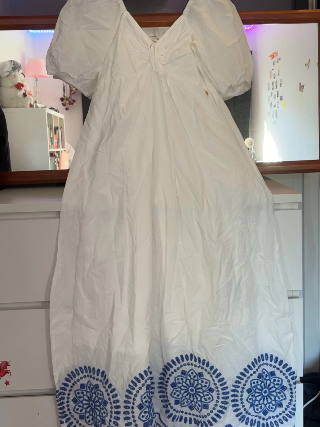 Vit långklänning med blå broderi