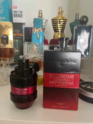 Spicebomb Infrared EdP från Viktor & Rolf - Spicebomb Infrared Eau de Parfum från Viktor & Rolf i en cool, granatinspirerad flaska med svart och röd design. Flaskan rymmer 90 ml och har en modern, maskulin look med metalliska detaljer. Kommer med originalkartong. ALDRIG ANVÄND