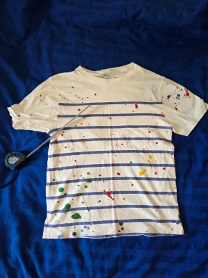 Randig t-shirt från Polo Ralph Lauren - Bröst 45cm längd 61cm axelbredd 42 sleeve length 20cm
