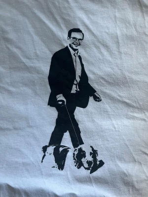 Moderat tröja  - Moderat tröja med tryck på Ulf Kristersson, storleken är L, men den passar även M (möjligtvis S oxå men det beror på hur man vill att den sitter) se mått på sista bilden🙌🏼😊