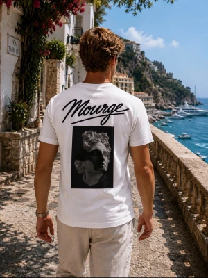 Vit t-shirt från Mourge - Vit t-shirt från Mourage med stort tryck på ryggen som visar  ger en somrig vibe. T-shirten är 100% ekologisk bomull och endast 249 aldrig använt 