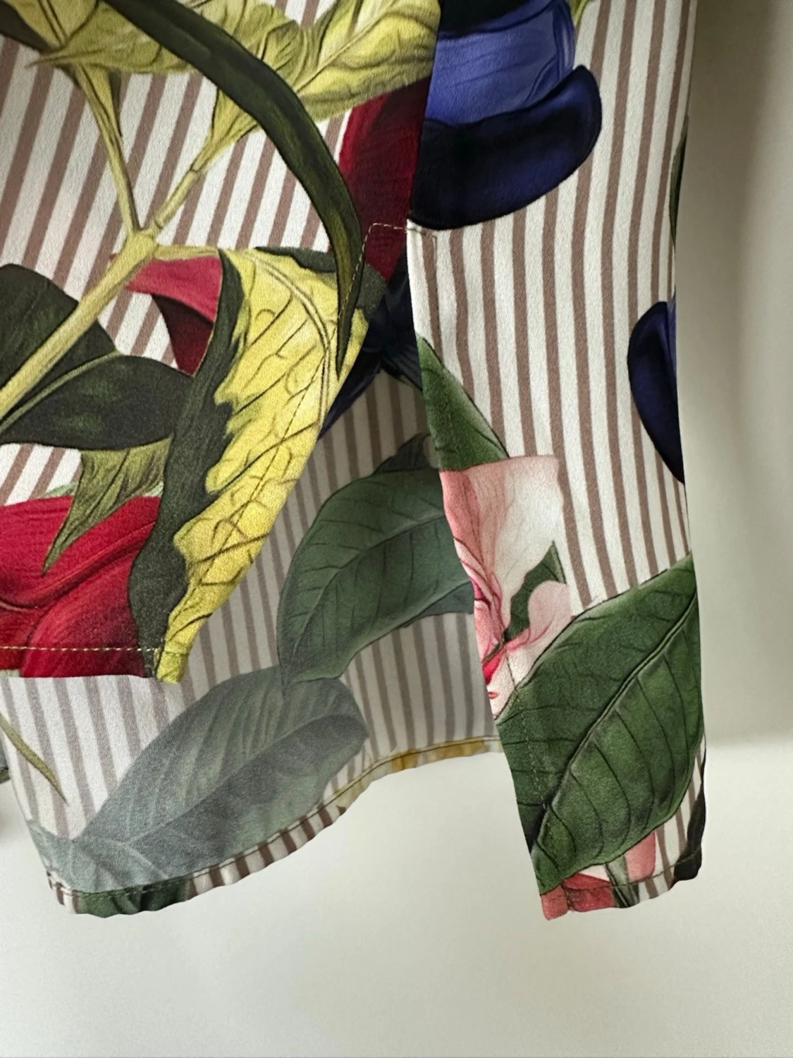 Lindex - Blommig & randig blus med v-ringning - storlek 38 - 5