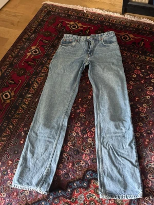 Ljusblå raka jeans zara - Klassiska ljusblå jeans från Zara med rak passform. Jeansen har normal midja och är tillverkade i slitstark denim. Perfekta för en avslappnad och tidlös stil.