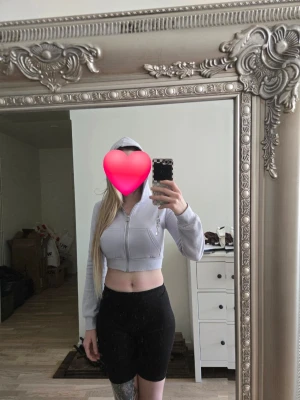 Ljuslila cropped hoodie från H&M Divided - Säljer en ljuslila cropped hoodie från H&M Divided. Hoodien har dragkedja framtill, huva och långa ärmar. Tillverkad i mjukt bomullsmaterial som känns skönt mot huden. Perfekt för en avslappnad och trendig look.