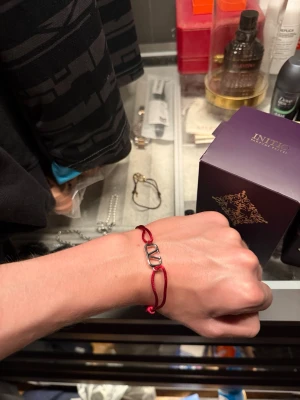 Valentino armband - Nice Valentino Garavani armband, riktigt stilrent och passar till allt, den är i nyskick✅Nyspris ligger på 2100 så detta är ett bra pris.Nice färgkombination med ett  vinrött band och silvriga detaljer Frågor? Bara att skriva✅Allt gott, mvh Noah