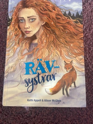 Bok, ”Rävsystrar” av Kathi Appelt och Alison McGhee - ”Rävsystrar” är en bok av Kathi Appelt och Alison McGhee som handlar om Jules, Sylvie och deras familj och vänner. Det är en inbunden bok av förlaget Girl:it💓