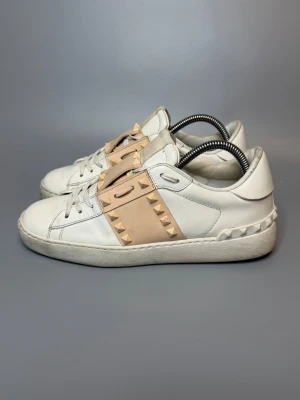 Valentino Skor  -  ‼️VI TAR EJ BYTEN‼️ Valentino sneakers | Skick: 8.5/10 | Storlek EU 37  | ingår Skopåse & kort vid köp! | Fraktar inom 24H efter köp på köparens bekostnad 📦💨 | Hör av dig vid minsta fråga eller fundering 
