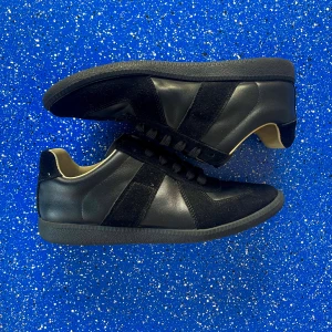 Svarta Maison Margiela Gats - Säljer mina MM Gats pågrund av att de är för små för mig köpta begagnade men är i väldigt fint skick pris kan diskuteras vid snabb affär. Inga returer! Resor på insidan avklippt vid insidan därav priset!