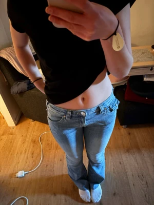 Blå true religion jeans - Säljer ett par blåa bootcut true religion. Modellen är beca mid rise, men skulle säga att den sitter mer lågmidjat på mig. Storlek är svårt att säga men är s-m. Längst ner på jeansen har det gått upp väldigt lite med inte så det syns mycket alls. Jeansen är uppsydda eftersom jag är lite kortare 165. Men kan tas ner igen om man är längre.