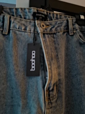 Snygga jeans från boohoo - Snygga jeans från boohoo, i nyskick. Färgen är grå/blå, och byxorna är baggy med snygga hål. 