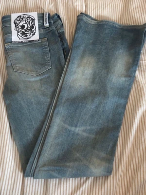 Nya Cheap monday jeans - Säljer dessa helt nya Cheap monday jeans i storlek 27/32. Dem är aldrig använda och prislappen sitter kvar. Deras midjestorlekar är små is storleken.         Nypris:399