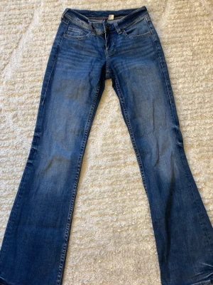 Utsvängda byxor - Jag säljer dessa snygga utsvängda byxor som är i storlek 34 och är emellan låg till mid waist i midjan ❤️ Jag använder inte dom alls och dom är i fint skick, skriv för mer info❤️