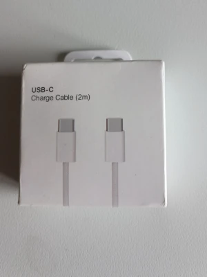 USB-C laddningskabel 2 meter - USB-C laddningskabel på 2 meter, perfekt för att ladda och synka dina enheter. Kabeln har USB-C kontakt i båda ändar och kommer i originalförpackning. Passar till de flesta moderna smartphones, surfplattor och andra USB-C enheter.