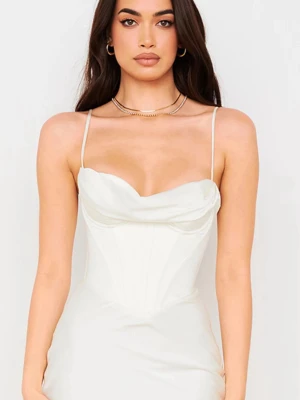 House of CB ”Myrna” Corset Satin Midi Dress - Säljer min superfina och ikoniska ”Myrna” klänning från House of CB i färgen Ivory (elfenbensvit). Perfekt till studenten, midsommar, förlovningsfest eller andra festliga tillfällen!