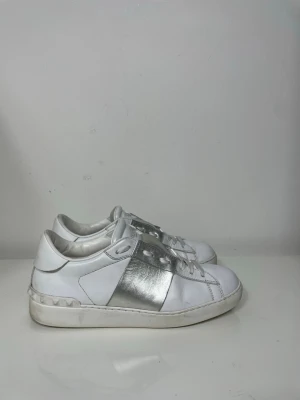 Valentino Open skor  - Säljer nu dessa silvriga Valentino Open Skor, skriv för fler bilder/frågor🙌🏼