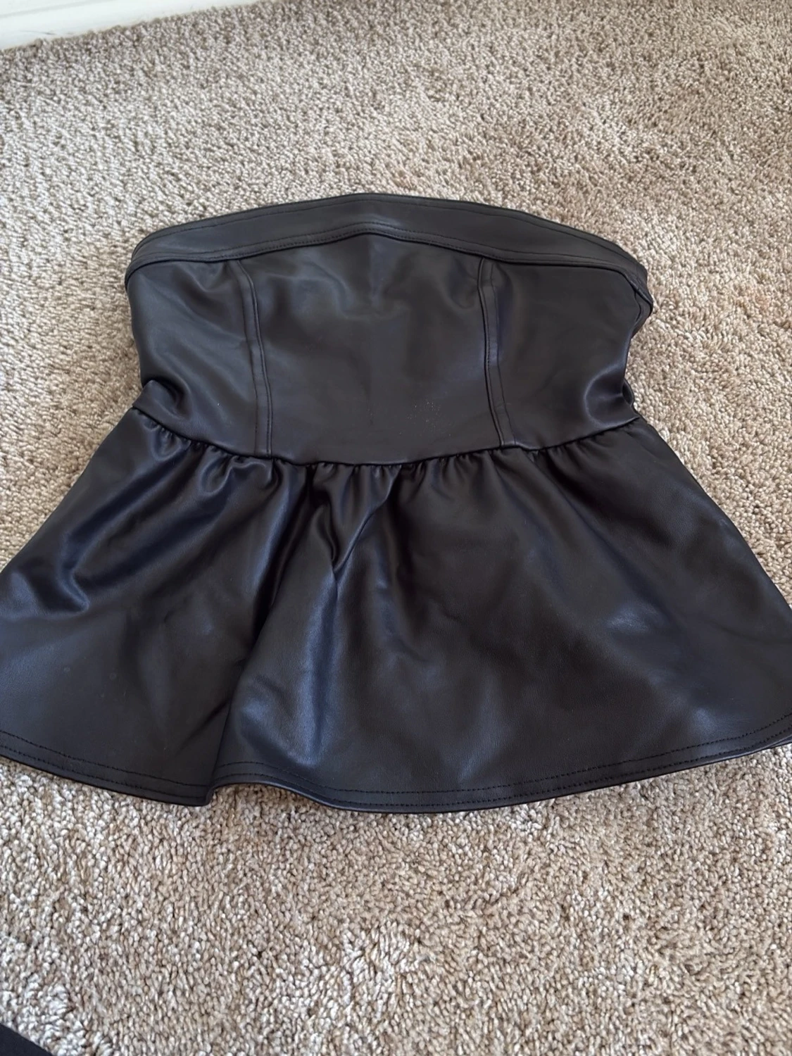 Svart axelbandslös peplum tubtopp