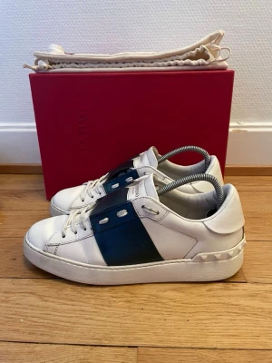 Valentino open sneakers  - Säljer nu dessa fina valentino skor | Väldigt fint skick | Storlek 37 | Hör gärna av er vid frågor eller funderingar 